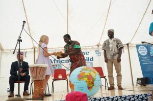 DAC 2018 DSC01854 Presenting gifts