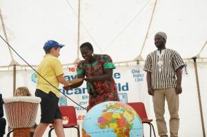 DAC 2018 DSC01858 Presenting gifts