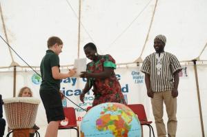 DAC 2018 DSC01861 Presenting gifts