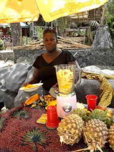 Fruit smoothie stall on Bureh beach