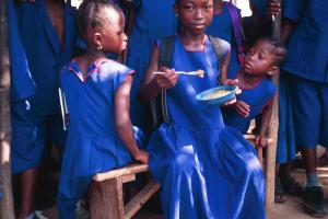 11.Kattumu-eats-her-lunch