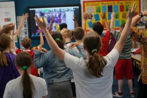 Joining-in-online-dancing-01-with-Aissatou-Diop-