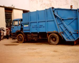 Waste disposal truck